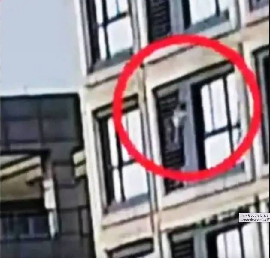 De película: Hombre atrapa y salva a niña que cayó del quinto piso de un edificio