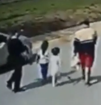 Captan a mujer que patea a niña de 4 años en calles del Edomex 