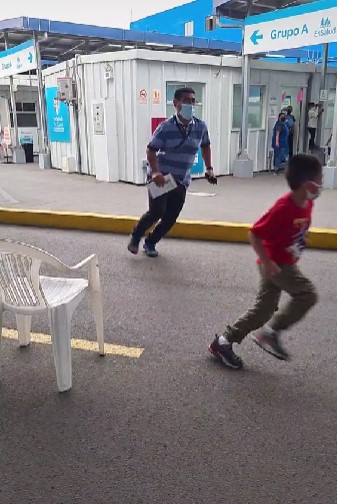 Niño huye de su papá para que no lo vacunen y se vuelve viral