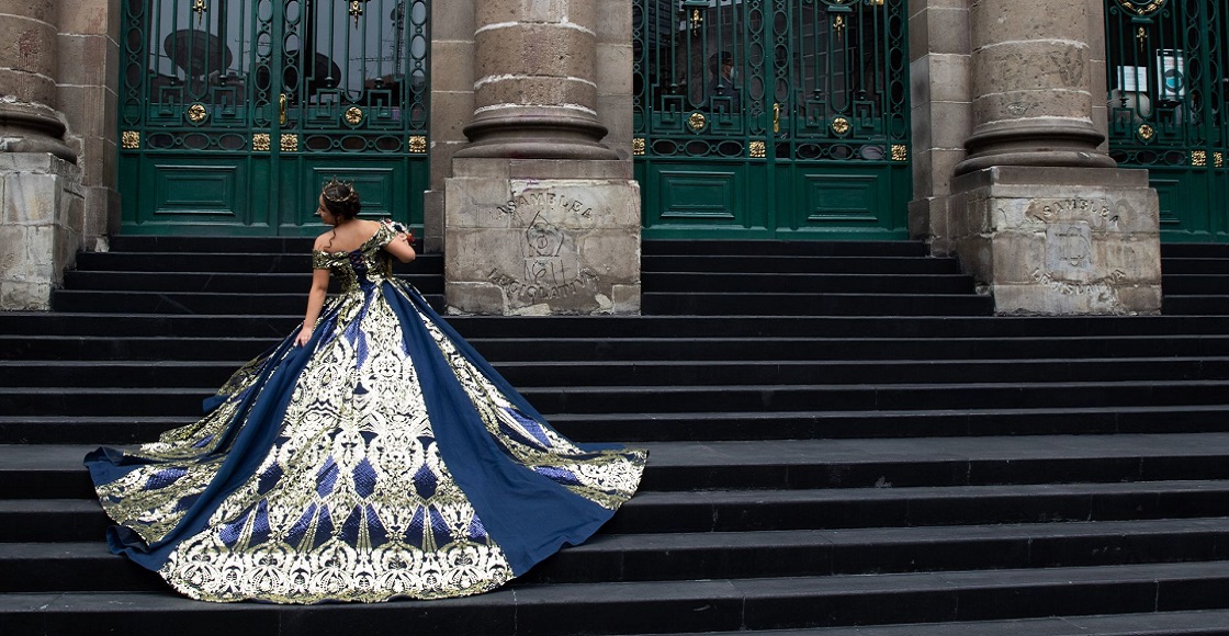 CIUDAD DE MÉXICO, 12MAYO2021.- Una joven quinceñeara protagoniza una sesión fotográfica en las escalinatas del Congreso de la Ciudad de México.