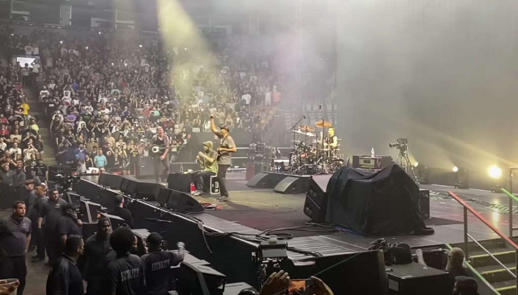 Golpazo: Tom Morello fue derribado gracias a un fan en pleno concierto de Rage Against The Machine 