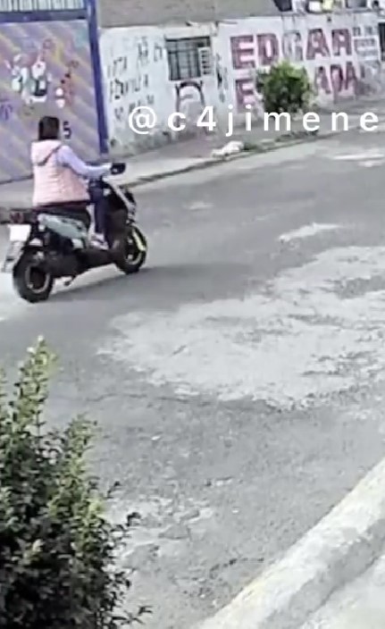 Y en Ecatepec: Sujeto empuja y tira a una mujer de su motoneta para robársela