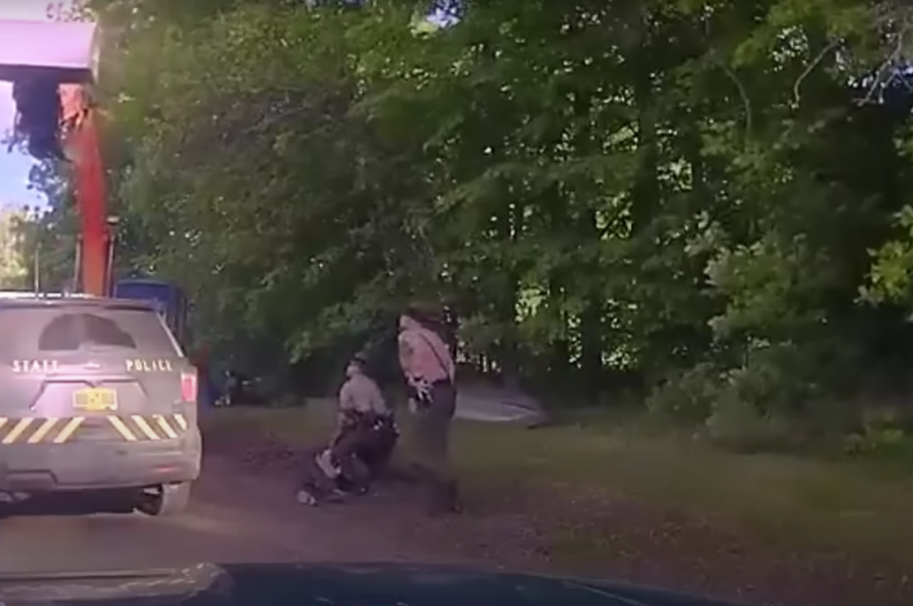 Papá ataca a policías con una excavadora para evitar arresto de su hijo
