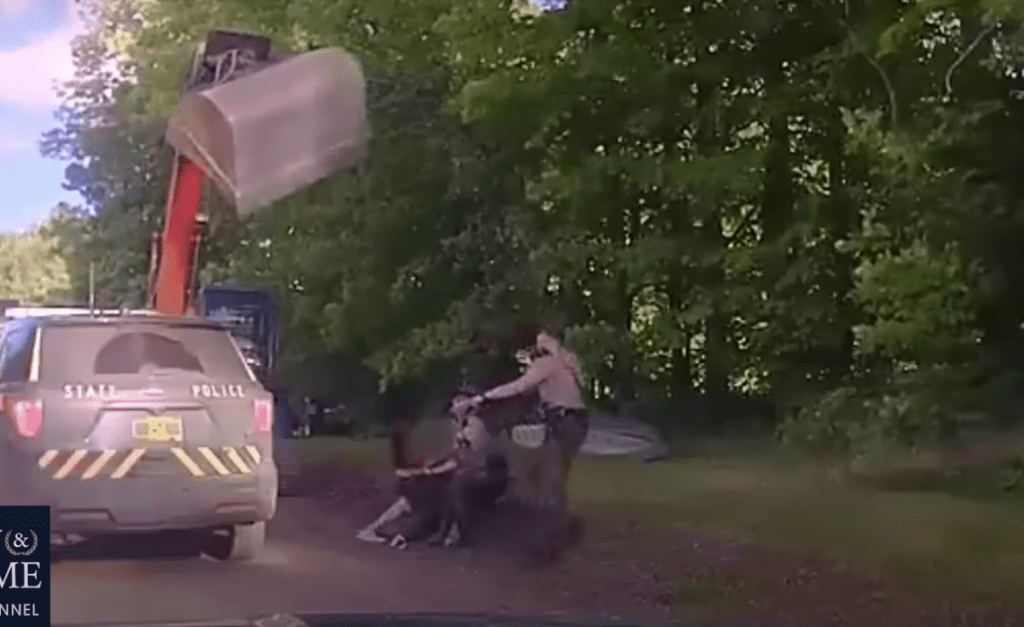 Papá ataca a policías con una excavadora para evitar arresto de su hijo