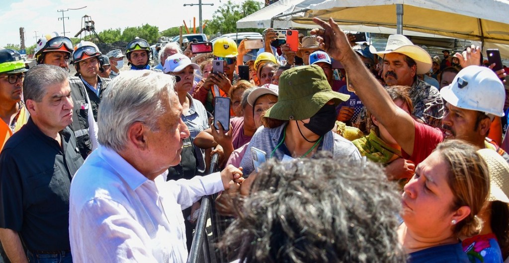 SABINA, COAHUILA, 07AGOSTO2022.- Andrés Manuel López Obrador, Presidente de México, visitó el pozo de carbón que se inundó el pasado jueves, y en el cual permanecen atrapados 10 mineros. El Jefe de Ejecutivo supervisó los trabajos de extracción de agua para que posteriormente un equipo de buzos de la Guardia Nacional ingresen al sitió y puedan encontrar a los trabajadores del pozo, que se ubica en el desarrollo minero "Las Conchas", en la comunidad de Villa de Agujita. 