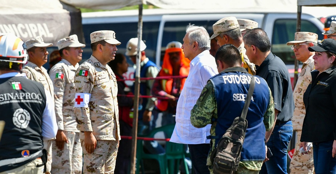 SABINA, COAHUILA, 07AGOSTO2022.- Andrés Manuel López Obrador, Presidente de México, visitó el pozo de carbón que se inundó el pasado jueves, y en el cual permanecen atrapados 10 mineros. El Jefe de Ejecutivo supervisó los trabajos de extracción de agua para que posteriormente un equipo de buzos de la Guardia Nacional ingresen al sitió y puedan encontrar a los trabajadores del pozo, que se ubica en el desarrollo minero "Las Conchas", en la comunidad de Villa de Agujita.