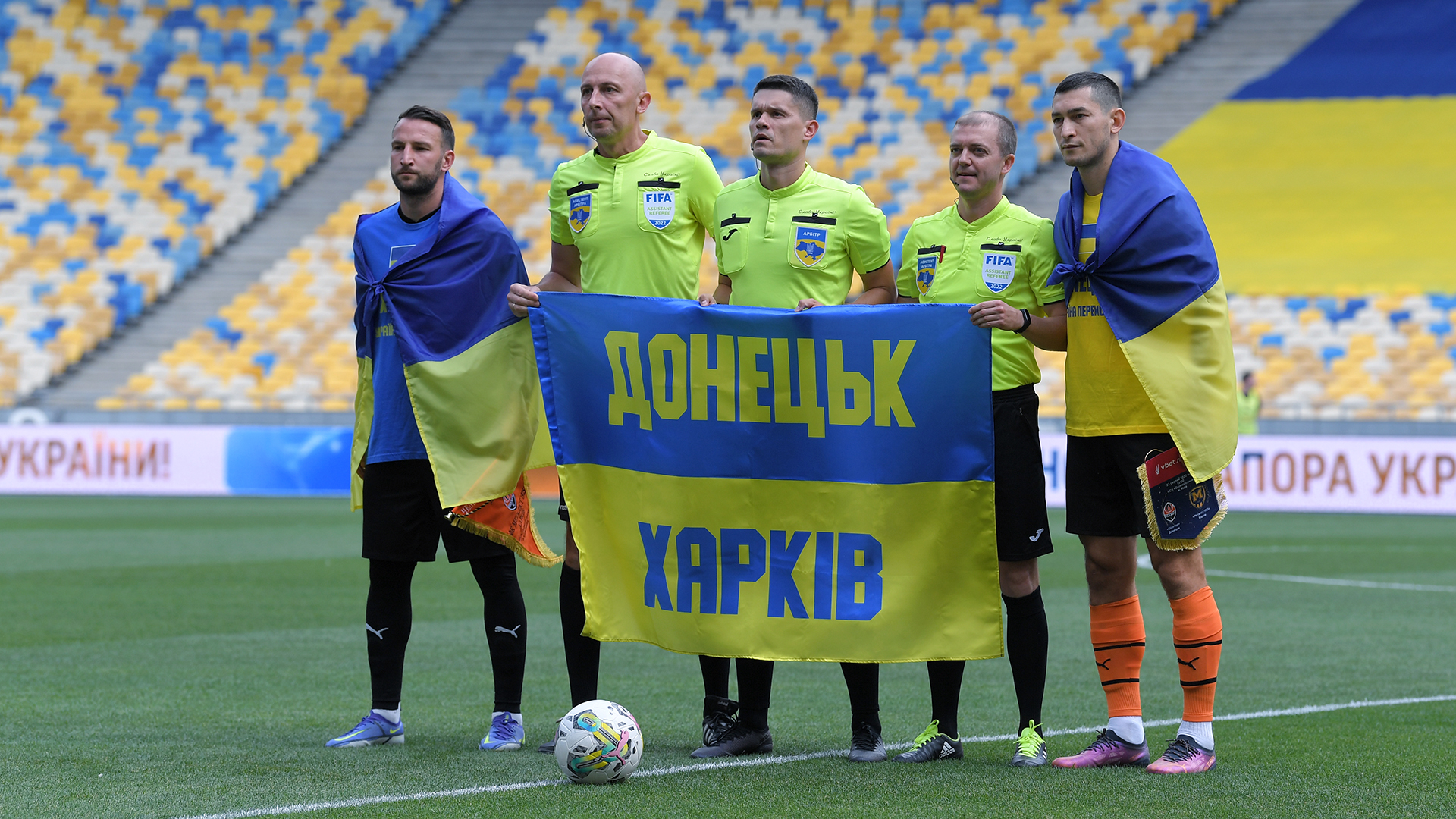 Homenajes, discursos y banderas: Así fue el regreso del futbol a Ucrania en medio de la guerra