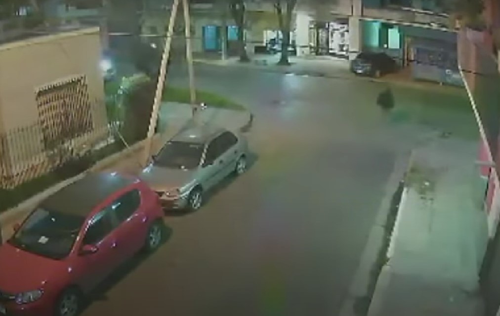 Vecinos atropellan a asaltante y recuperan celular robado a una mujer