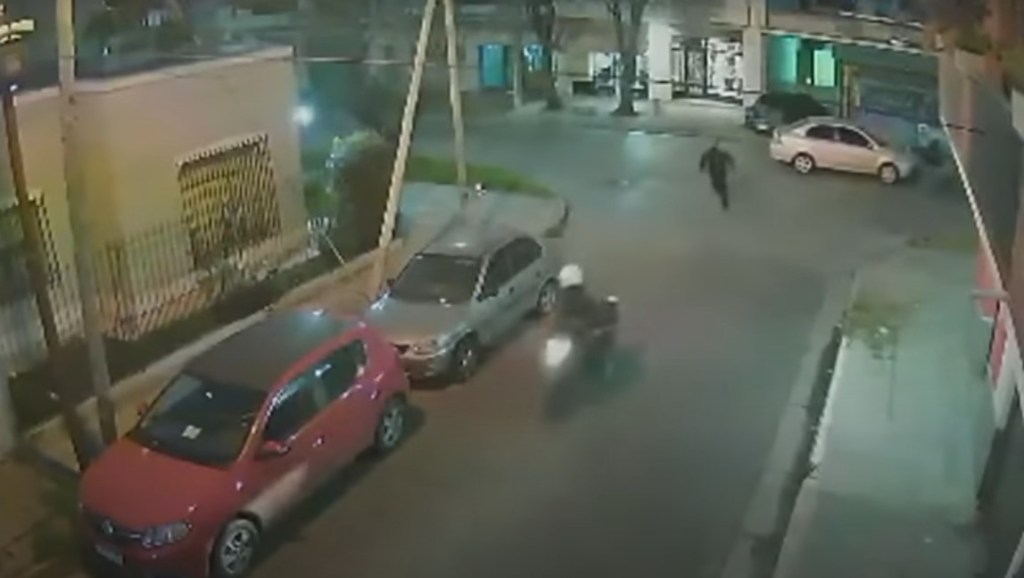 Vecinos atropellan a asaltante y recuperan celular robado a una mujer