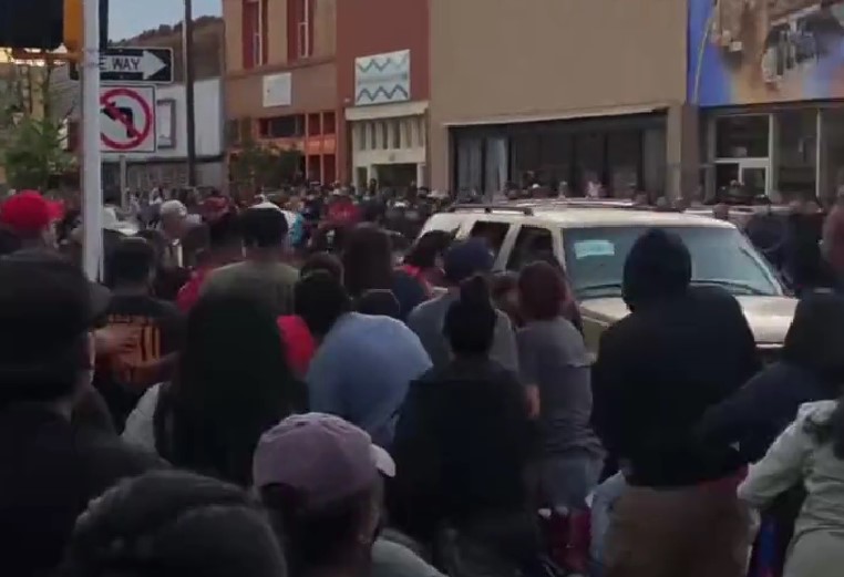 Camioneta atropella a los asistentes de un desfile en Nuevo México