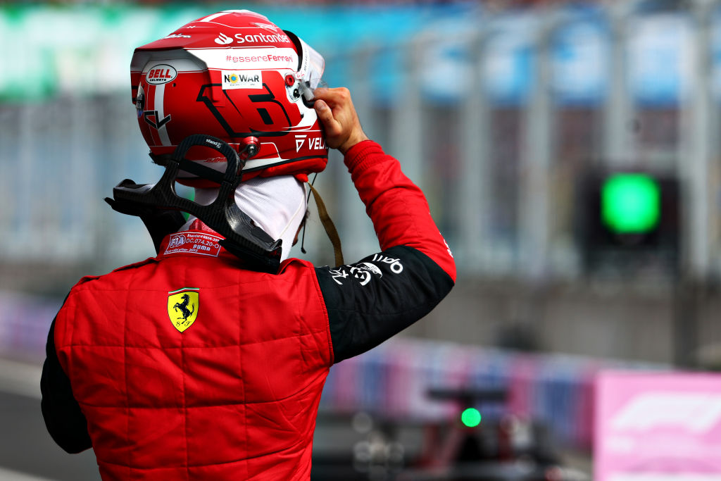 Charles Leclerc pierde la ilusión por el título tras errores propios y de Ferrari: "No es mala suerte"