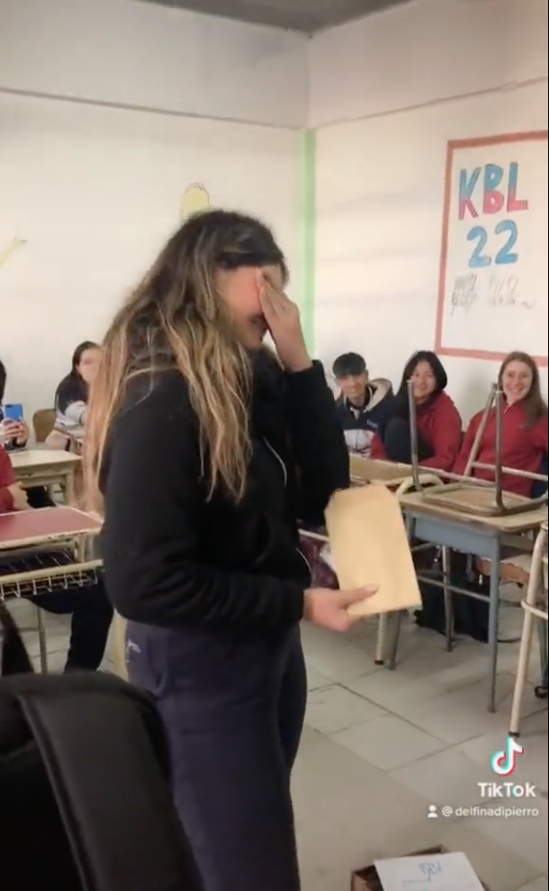 El tierno gesto que unos jóvenes de secundaria tuvieron con su compañera para su viaje de graduación