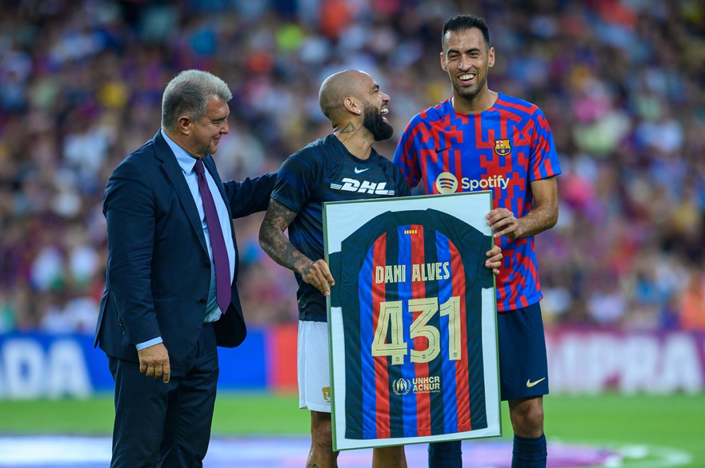 En imágenes: El regreso y homenaje a Dani Alves en el Camp Nou
