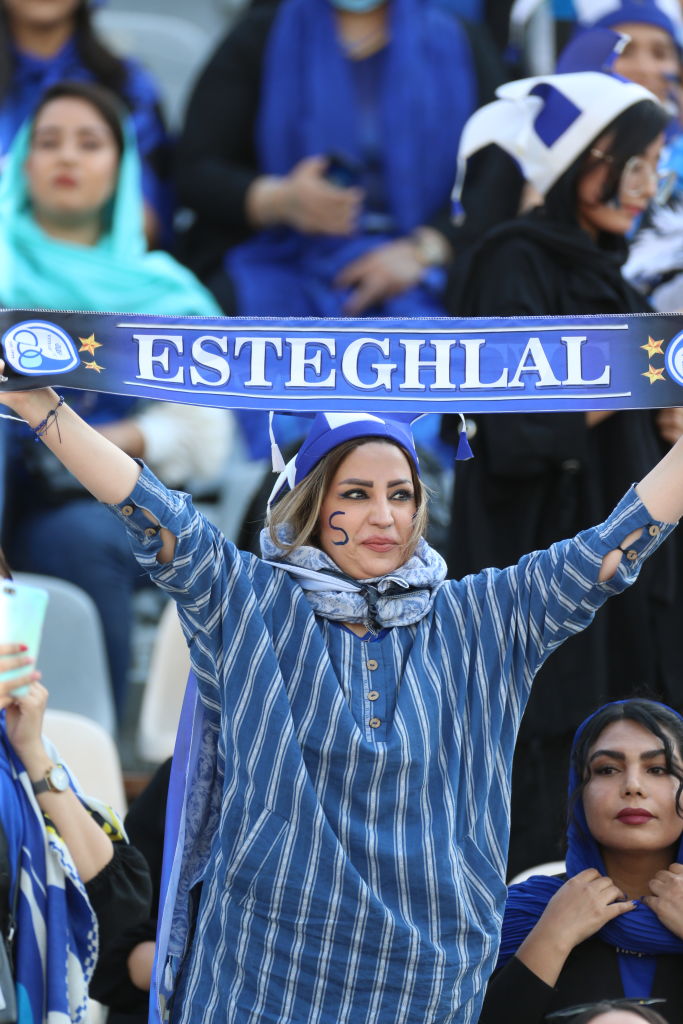 En imágenes: Así fue el regreso de las mujeres al estadio para un partido de futbol en Irán