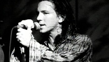 La (dolorosa) historia personal de Eddie Vedder que inspiró “Alive” de Pearl Jam