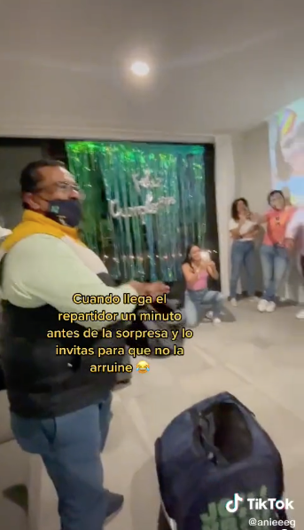 JAJA: Como cuando llegas a tu fiesta sorpresa y ves que invitaron al repartidor de comida