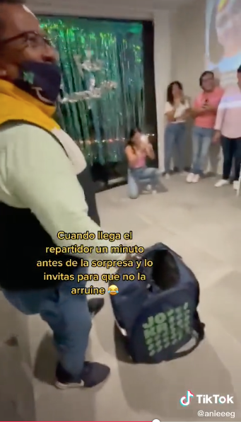JAJA: Como cuando llegas a tu fiesta sorpresa y ves que invitaron al repartidor de comida