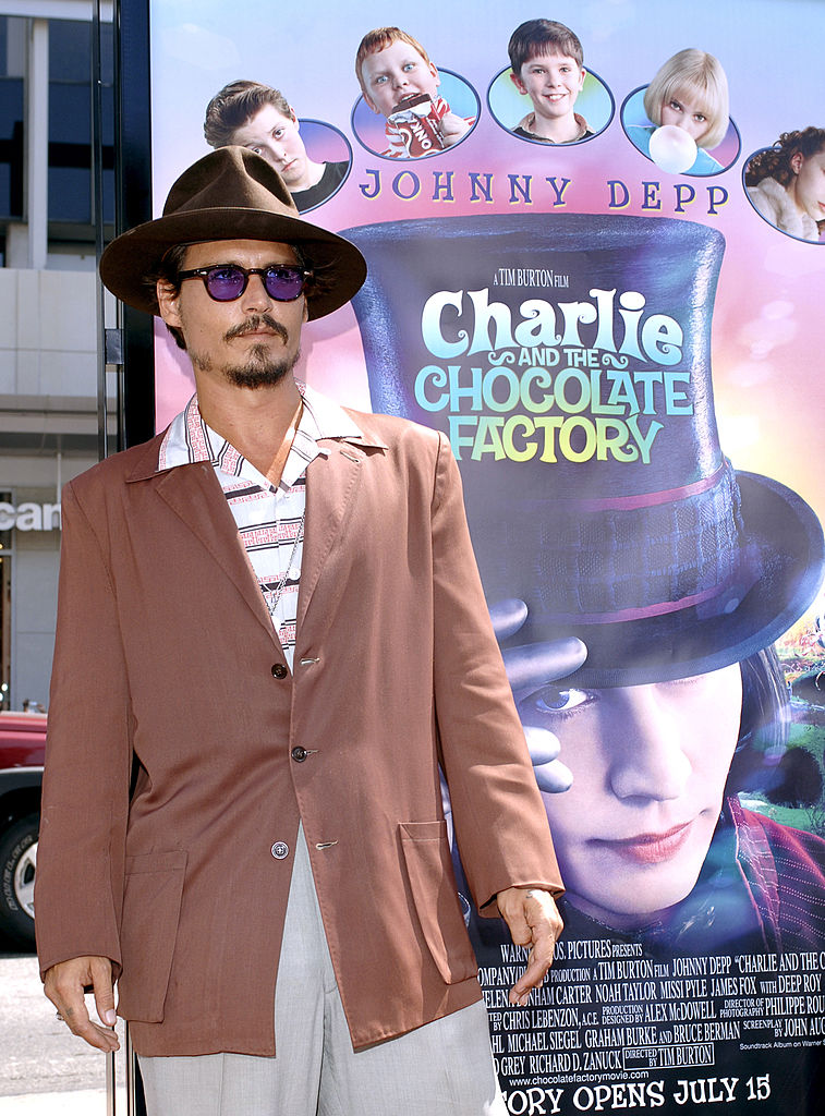 Johnny Depp promocionando la película 'Charlie y la fábrica de chocolate'