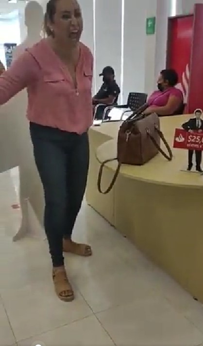 "¡Soy de la DEA!": Mujer gritonea a personal de banco y se convierte en #LadyDEA