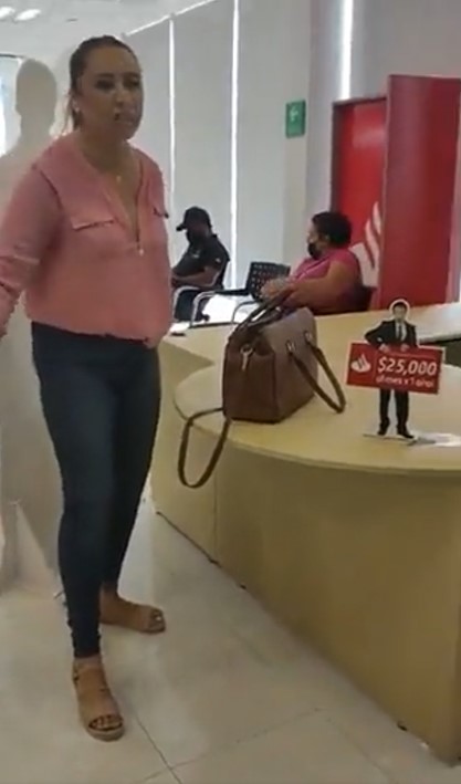 "¡Soy de la DEA!": Mujer gritonea a personal de banco y se convierte en #LadyDEA