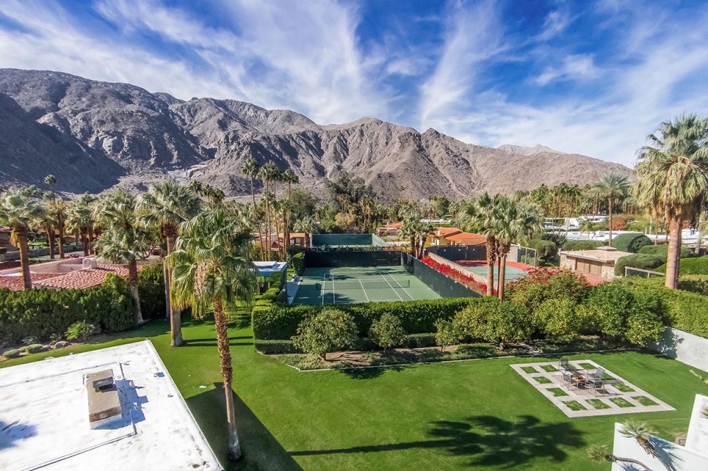 Vista a la cancha de tenis de la casa de Leo DiCaprio en Palm Springs