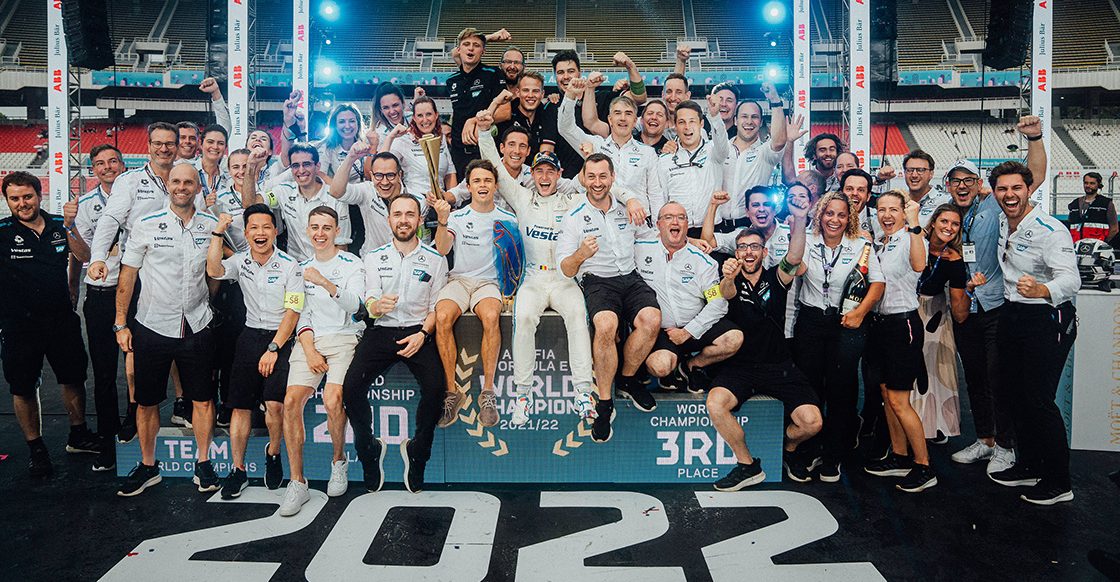 Los festejos de Mercedes y Stoffel Vandoorne por el segundo campeonato consecutivo en Fórmula E