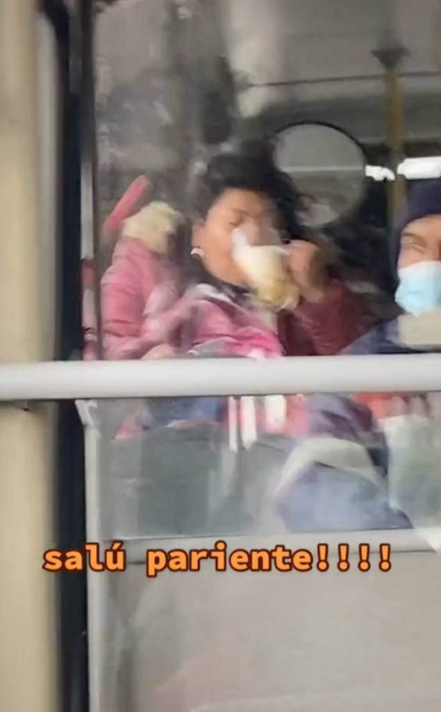 Cachan a mujer preparándose una michelada en pleno transporte público 