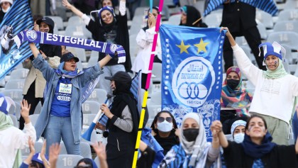 En imágenes: Así fue el regreso de las mujeres al estadio para un partido de futbol en Irán