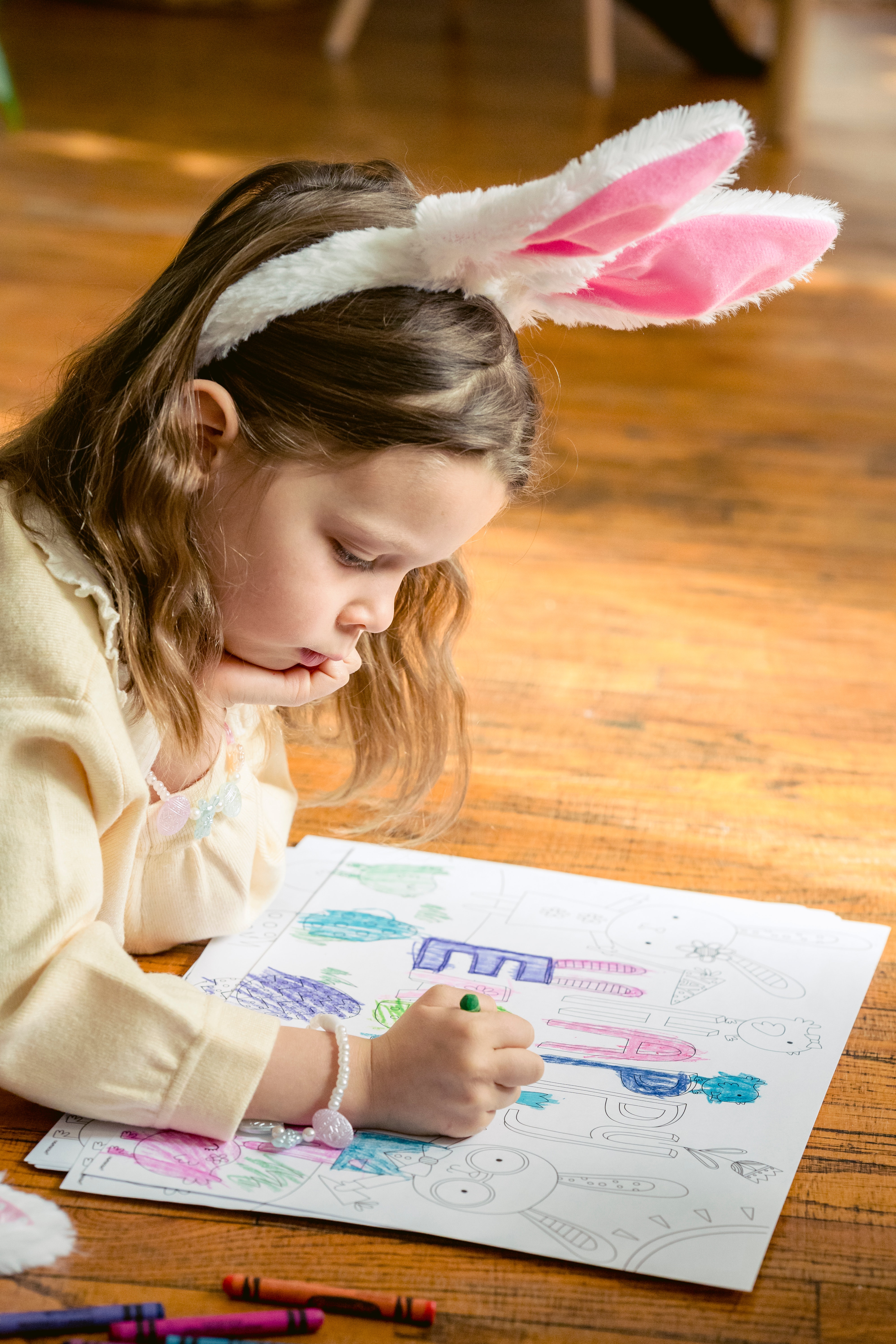 Niña le escribe una carta al ratón de los dientes para que le deje más dinero