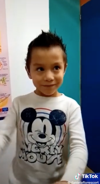 La emotiva reacción de un niño al escuchar por primera vez con sus aparatos auditivos