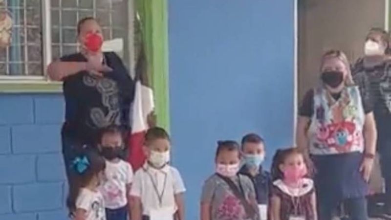 ¡Joya! El video de los niños que "saludan" durante una ceremonia de honores a la bandera 