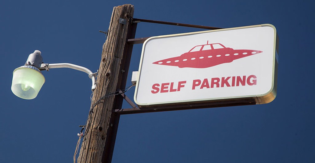 Un letrero sobre extraterrestres en Rosswell durante una convención alien