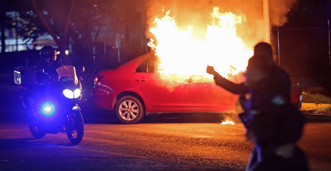 ZAPOPAN, JALISCO, 09GOSTO2022.- Luego de un enfrentamiento entre elementos del Ejército Mexicano y criminales armados. Fueron tres escenarios en donde quedaron calcinados cuatro vehículos, tres de ellos de carácter urbano y uno particular.