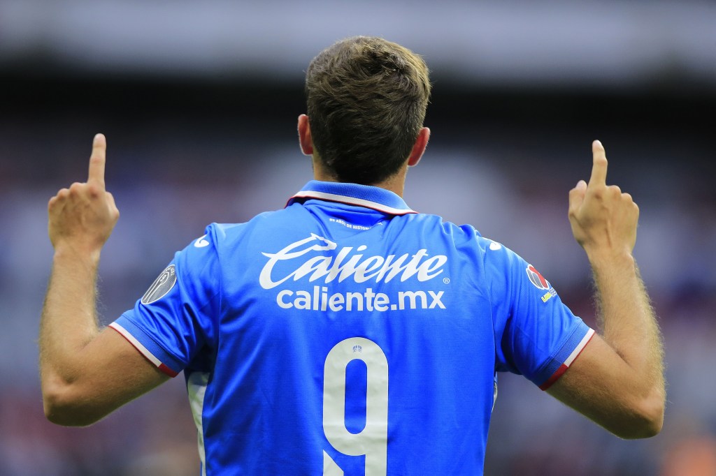El enorme gesto de Santi Giménez con el fan No. 1 de Cruz Azul