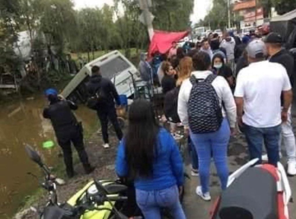 xochimilco-microbus-canal-accidente