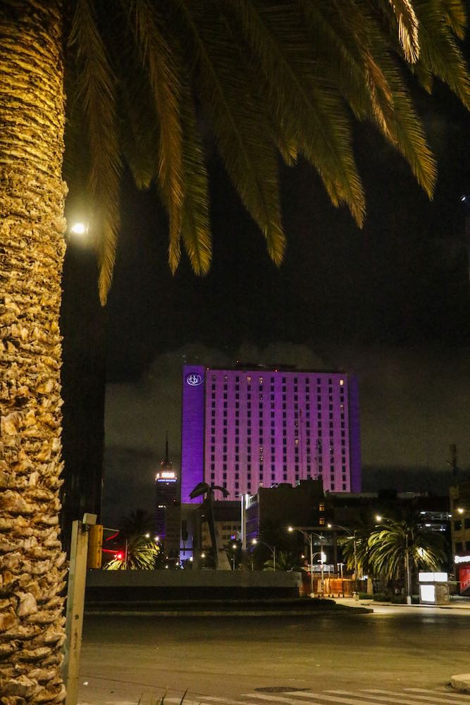 Hilton Reforma iluminado de morado por Samsung México