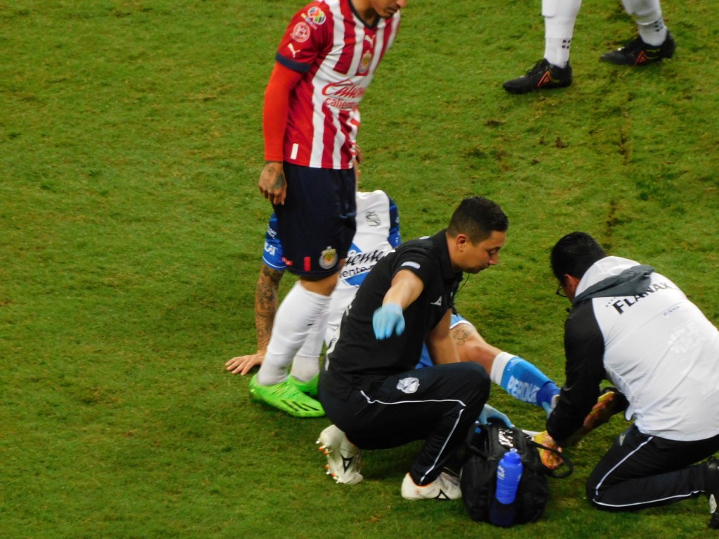 Gustavo Ferrareis lesión Puebla vs Chivas