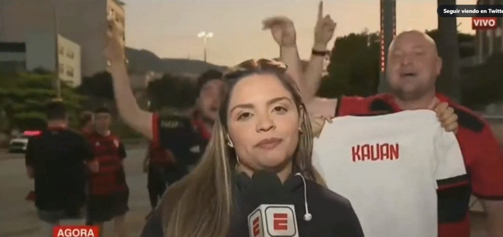 Reportera sufre acoso de un aficionado de Flamengo en transmisión en vivo