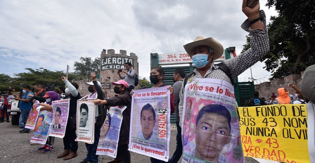 CHILPANCINGO, GUERRERO, 13SEPTIEMBRE2022.- En un segundo día de actividades en la capital del estado de Guerrero, Padres de los 43 normalistas de Ayotzinapa y estudiantes de la escuela protestaron en contra del Ejército, en las instalaciones de la 35 zona militar con sede en Chilpancingo, en el marco de las protestas por cumplirse 8 años de la desaparición de los 43 en Iguala. Antes de retirarse, los normalistas estrellaron un camión repartidor de la empresa Coca Cola en la puerta principal de la 35 zona militar, al cual también le lanzaron cohetones, además de piedras, hicieron pintas en contra de los soldados, todo en protesta por su participación en la desaparición de los 43, la cual ha quedado demostrada en diversas investigaciones, entre ellas, la de la Comisión para Investigar el caso Ayotzinapa. Este martes fue el segundo día de protestas realizadas por los padres de los 43 y normalistas de Ayotzinapa, quienes exigen que sean llevados ante la justicia los elementos del Ejército que participaron en la desaparición de los jóvenes la noche y madrugada del 26 y 27 de septiembre de 2014 en Iguala. Durante el mitin, los padres recordaron que el Ejército tuvo a infiltrado en la normal al soldado Julio César López Patoltzin, quien informó en todo momento lo que ocurría con los estudiantes desde que salieron de la escuela hasta las agresiones que sufrieron.
