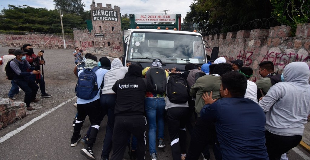 CHILPANCINGO, GUERRERO, 13SEPTIEMBRE2022.- En un segundo día de actividades en la capital del estado de Guerrero, Padres de los 43 normalistas de Ayotzinapa y estudiantes de la escuela protestaron en contra del Ejército, en las instalaciones de la 35 zona militar con sede en Chilpancingo, en el marco de las protestas por cumplirse 8 años de la desaparición de los 43 en Iguala. Antes de retirarse, los normalistas estrellaron un camión repartidor de la empresa Coca Cola en la puerta principal de la 35 zona militar, al cual también le lanzaron cohetones, además de piedras, hicieron pintas en contra de los soldados, todo en protesta por su participación en la desaparición de los 43, la cual ha quedado demostrada en diversas investigaciones, entre ellas, la de la Comisión para Investigar el caso Ayotzinapa. Este martes fue el segundo día de protestas realizadas por los padres de los 43 y normalistas de Ayotzinapa, quienes exigen que sean llevados ante la justicia los elementos del Ejército que participaron en la desaparición de los jóvenes la noche y madrugada del 26 y 27 de septiembre de 2014 en Iguala. Durante el mitin, los padres recordaron que el Ejército tuvo a infiltrado en la normal al soldado Julio César López Patoltzin, quien informó en todo momento lo que ocurría con los estudiantes desde que salieron de la escuela hasta las agresiones que sufrieron.