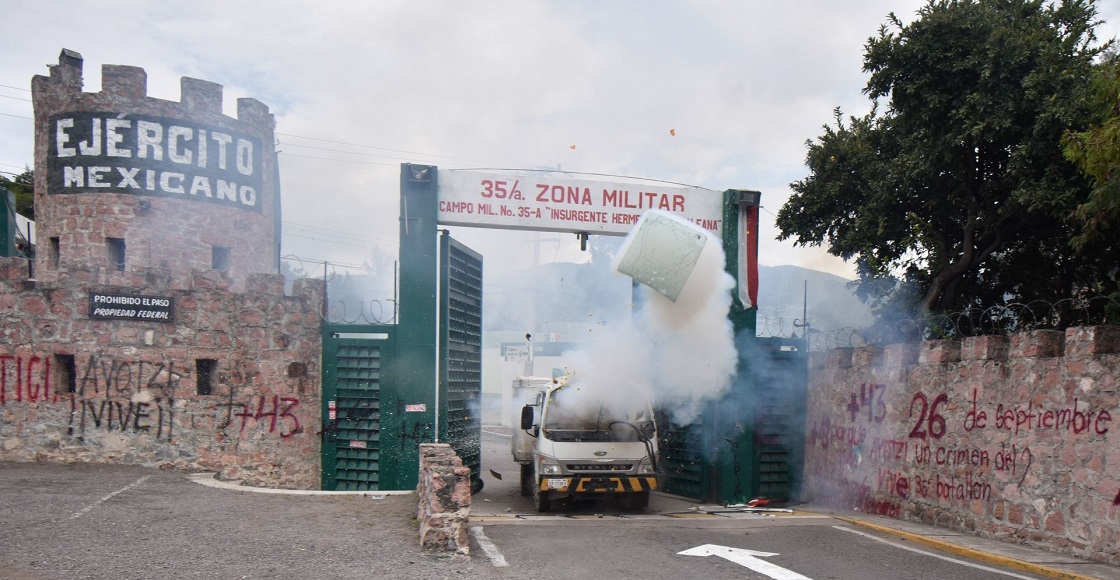 CHILPANCINGO, GUERRERO, 13SEPTIEMBRE2022.- En un segundo día de actividades en la capital del estado de Guerrero, Padres de los 43 normalistas de Ayotzinapa y estudiantes de la escuela protestaron en contra del Ejército, en las instalaciones de la 35 zona militar con sede en Chilpancingo, en el marco de las protestas por cumplirse 8 años de la desaparición de los 43 en Iguala. Antes de retirarse, los normalistas estrellaron un camión repartidor de la empresa Coca Cola en la puerta principal de la 35 zona militar, al cual también le lanzaron cohetones, además de piedras, hicieron pintas en contra de los soldados, todo en protesta por su participación en la desaparición de los 43, la cual ha quedado demostrada en diversas investigaciones, entre ellas, la de la Comisión para Investigar el caso Ayotzinapa. Este martes fue el segundo día de protestas realizadas por los padres de los 43 y normalistas de Ayotzinapa, quienes exigen que sean llevados ante la justicia los elementos del Ejército que participaron en la desaparición de los jóvenes la noche y madrugada del 26 y 27 de septiembre de 2014 en Iguala. Durante el mitin, los padres recordaron que el Ejército tuvo a infiltrado en la normal al soldado Julio César López Patoltzin, quien informó en todo momento lo que ocurría con los estudiantes desde que salieron de la escuela hasta las agresiones que sufrieron.