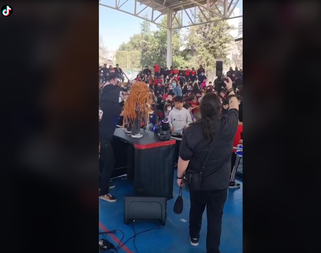 Arman conciertos de metal con títeres en una escuela y se vuelven virales