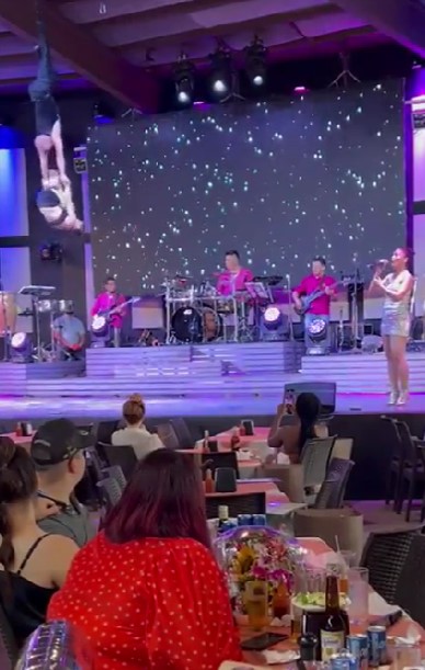 Y en Colima: Bailarina sufre caída durante show de acrobacia... y nadie hace nada