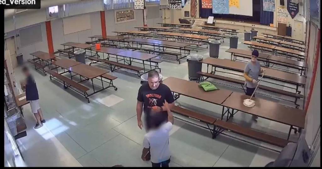 Director de una primaria en EU es captado empujando a un niño con Autismo