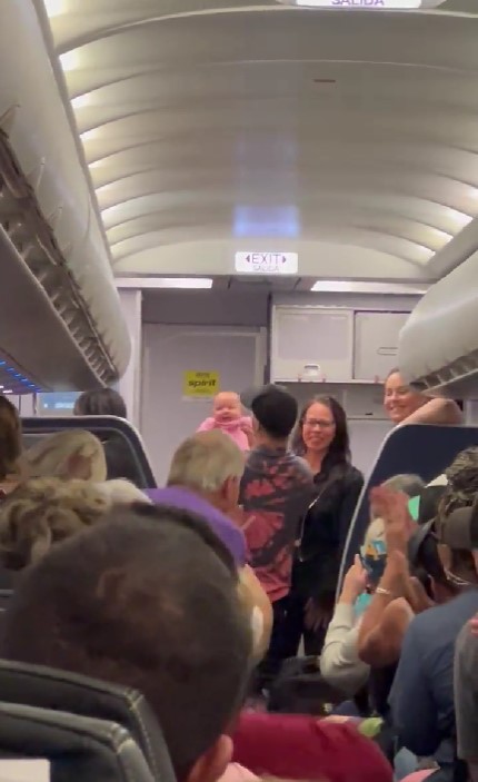 ¡En pleno vuelo! Enfermera salva a una bebé que dejó de respirar a bordo de un avión