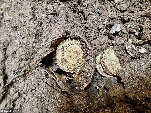Familia encuentra monedas de oro mientras remodelaban su casa