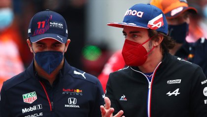 Fernando Alonso sale en defensa de pilotos latinos: "Le han dicho muchas cosas a Checo"