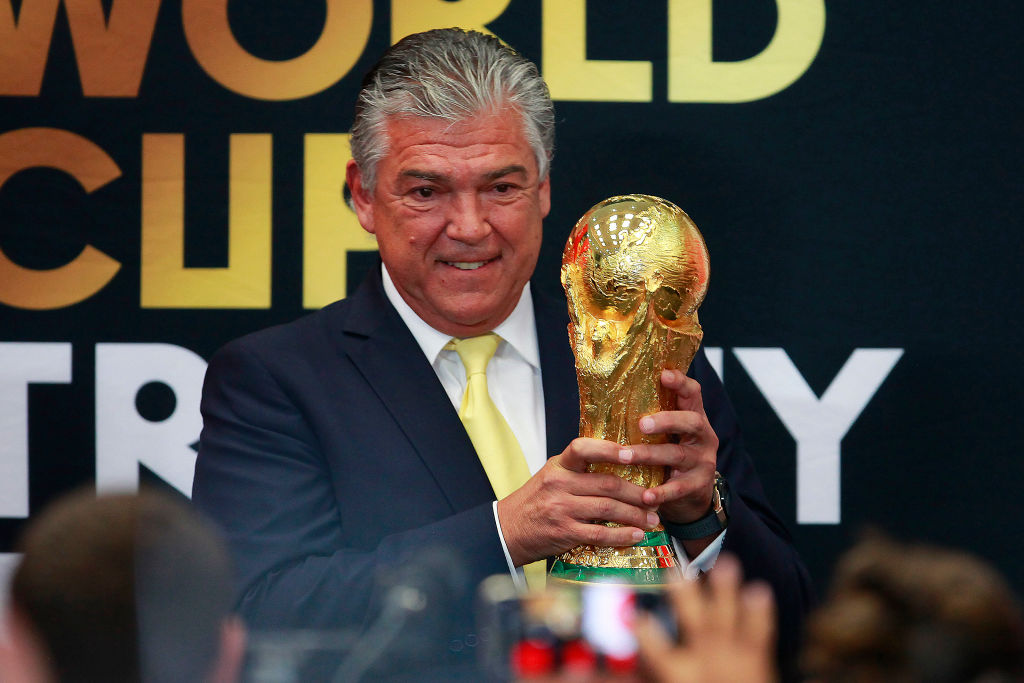 Héctor Miguel Zelada en el trophy tour de la FIFA