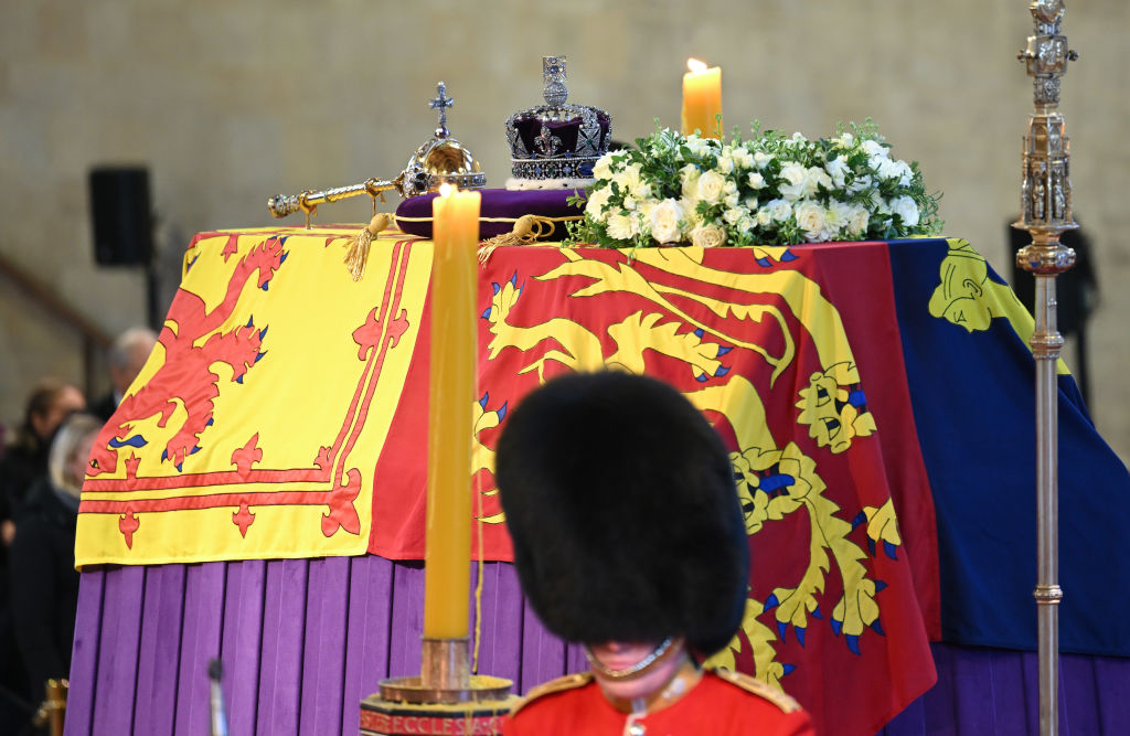 Video: Detienen a sujeto que intentó tocar el ataúd de la Reina Isabel II 
