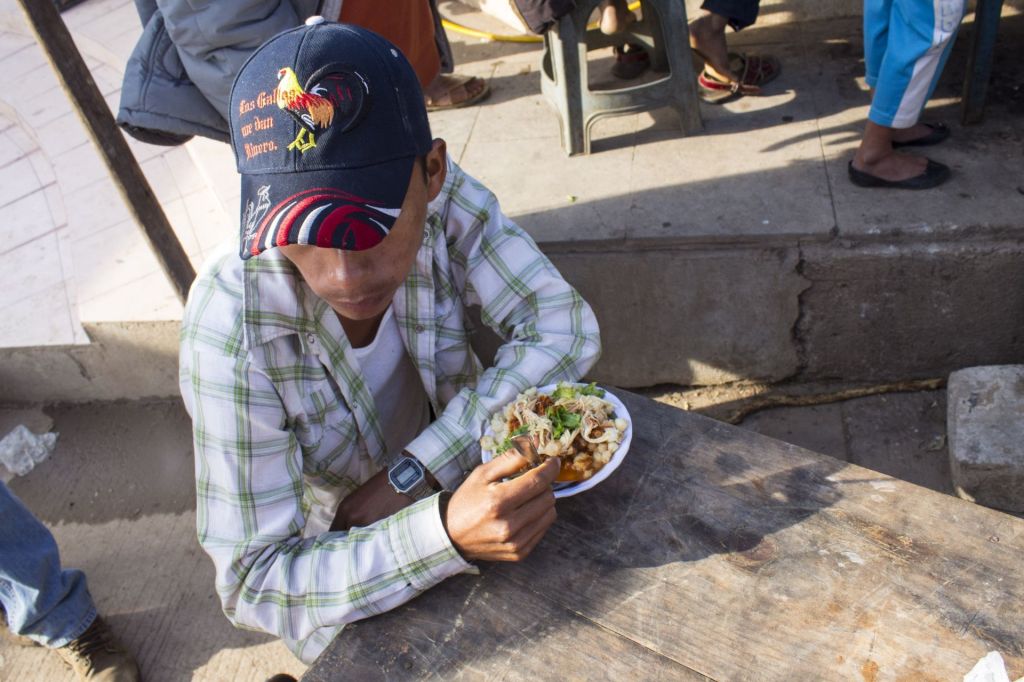 Hombre se atraganta y muere en concurso de comer pozole en Yucatán